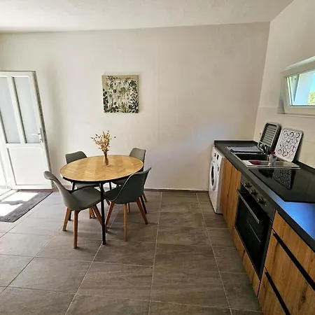 Appartement Renovated, Dalmatian Stone House! *