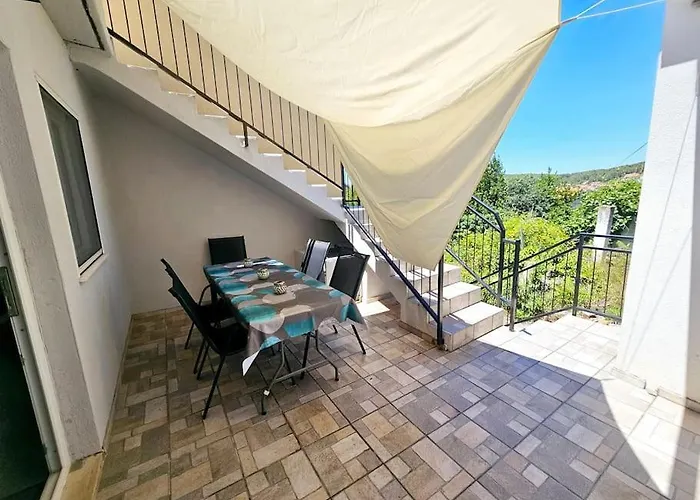 Apartman Renovated, Dalmatian Stone House! *