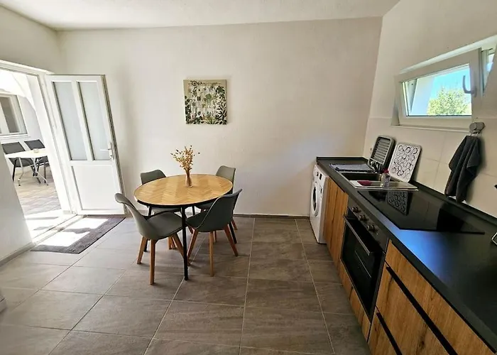 Apartman Renovated, Dalmatian Stone House! *